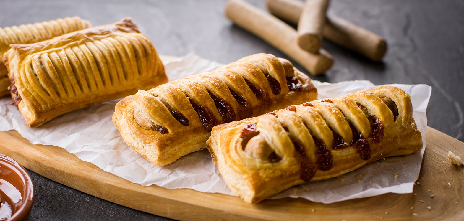 Sfeerbeeld met frikandelbroodje currysaus - Bladerdeeg snacks - shop.degraafbakeries.nl